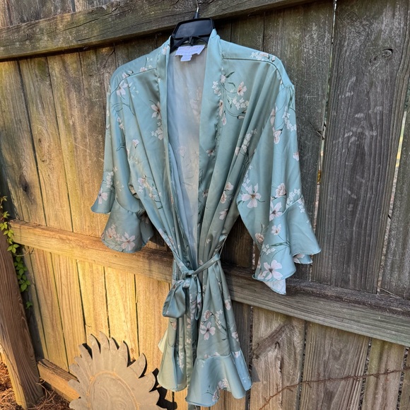 Cozy floral Birdy Grey Robe in Sage Green - Picture 2 of 11